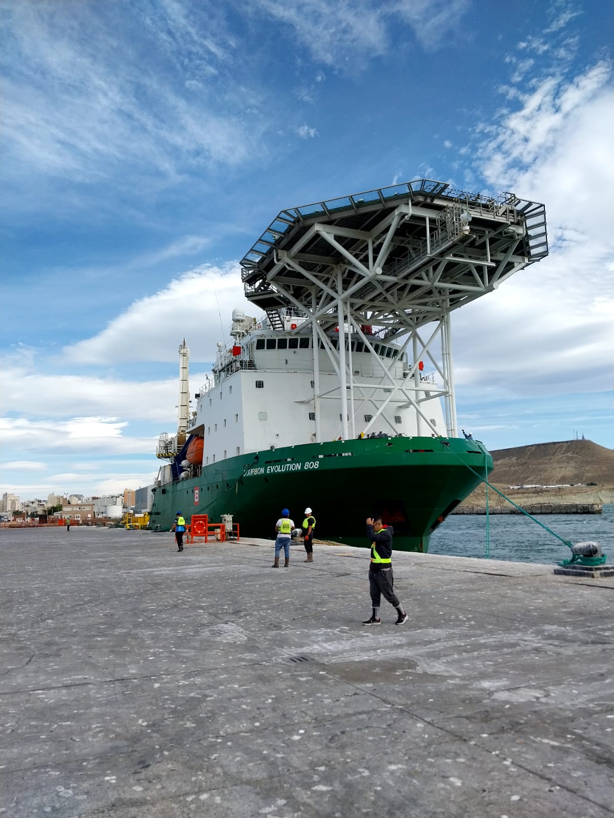 Amarró un Buque de apoyo en alta mar en el Puerto de Comodoro Rivadavia