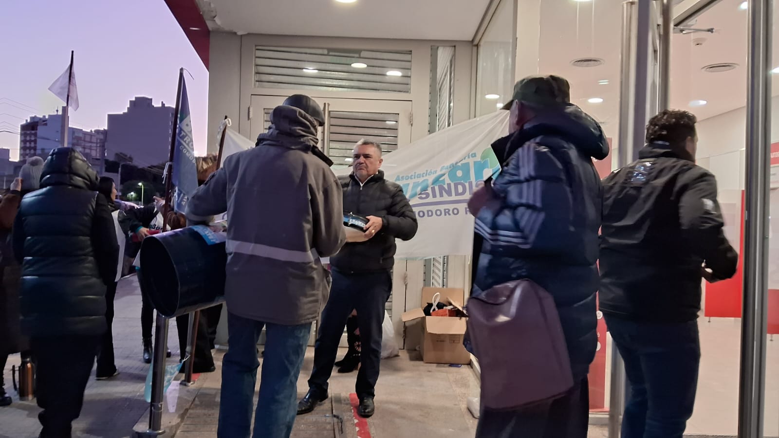 Hoy se realizó un reclamo bancario en sucursales de Comodoro y Rada Tilly por despidos