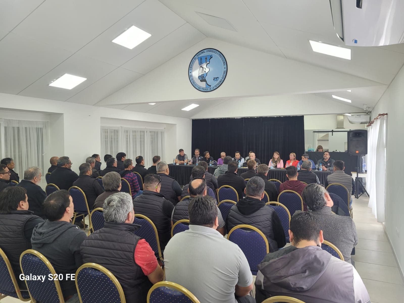 Llugdar, junto a la Comisión Directiva, encabezó una reunión informativa con Delegados del Yacimiento Cerro Dragón