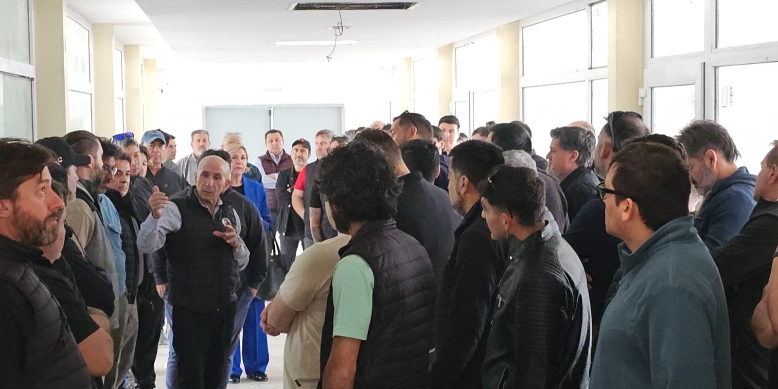 Llugdar encabezó reunión informativa y recorrida por la obra de la Escuela Jerárquica en Km. 5