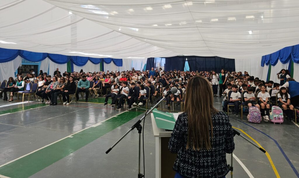 La Directora General del Instituto Privado Aónikenk y la Escuela Técnica Austral de Petroleros Jerárquicos Mara Llugdar anuncia el comienzo del ciclo lectivo 2026 en Caleta Olivia.