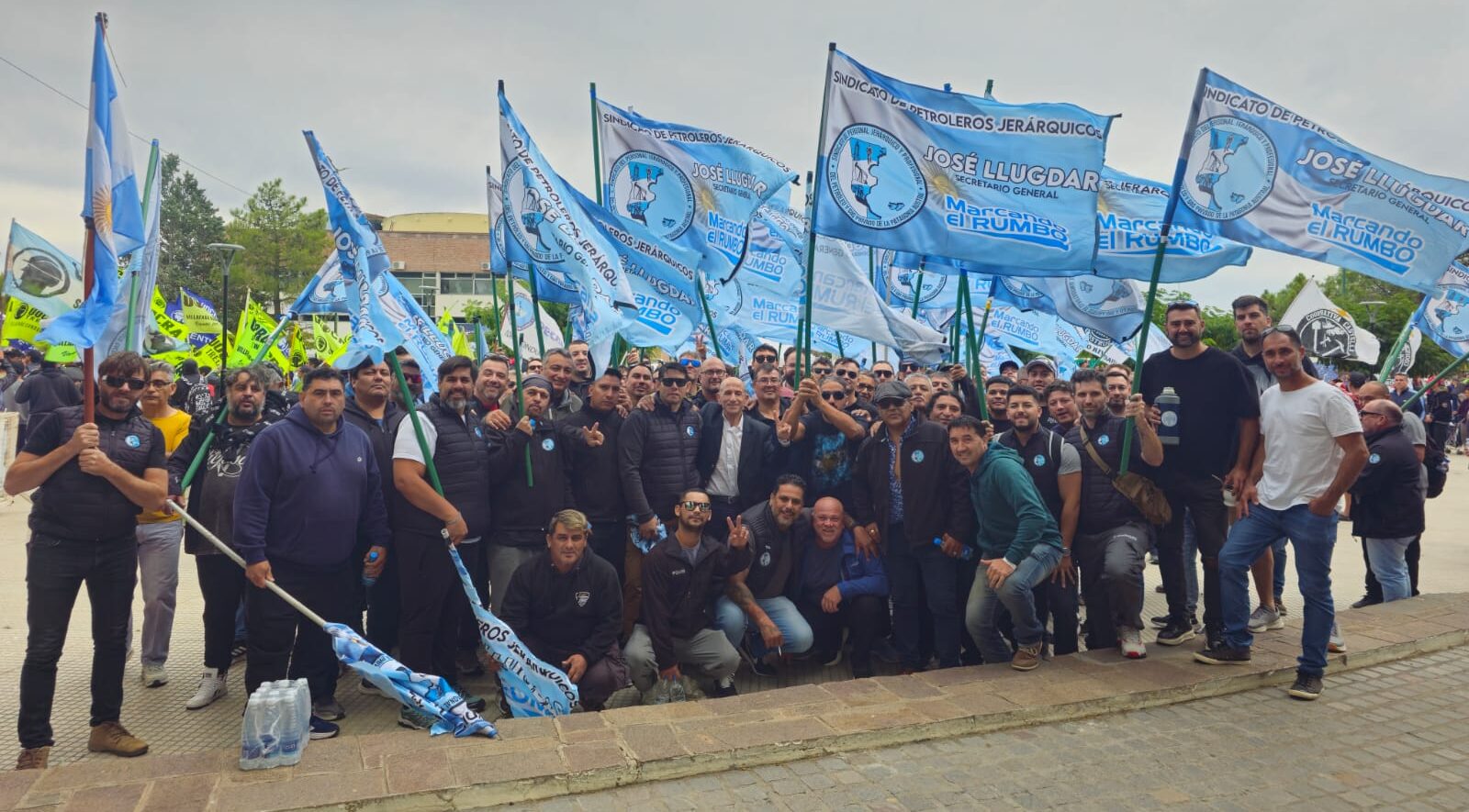 Miembros del Sindicato de Petroleros y el Secretario José Dante Llugdar en la apertura de sesiones legislativas en Chubut.